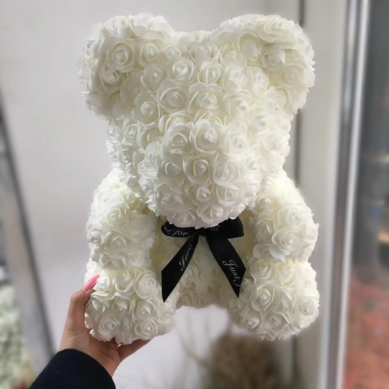 CADOU de Valentine's Day: Ursulet din trandafiri de sapun in cutie cadou, Inaltime 25cm Doimeseriasi.ro