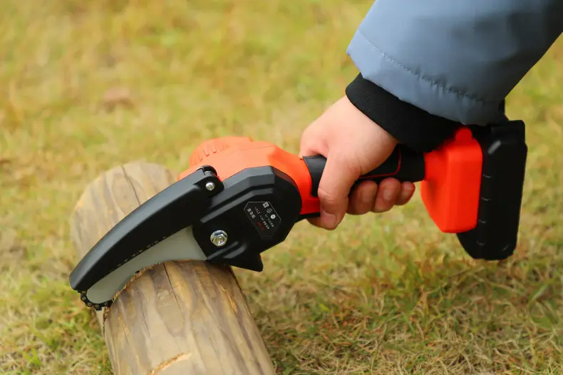 LICHIDARE STOC: Mini Ferăstrău Electric Cu Acumulatori 24V, 2x Baterie + 2x Lanț + 2x Lamă, 4 Inch + CADOU pilă 25cm + GEANTĂ de depozitare