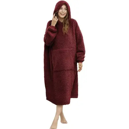 1+1 CADOU: Patura cu maneci CozyGirl, gluga si buzunar, poliester, marime universala Doimeseriasi.ro