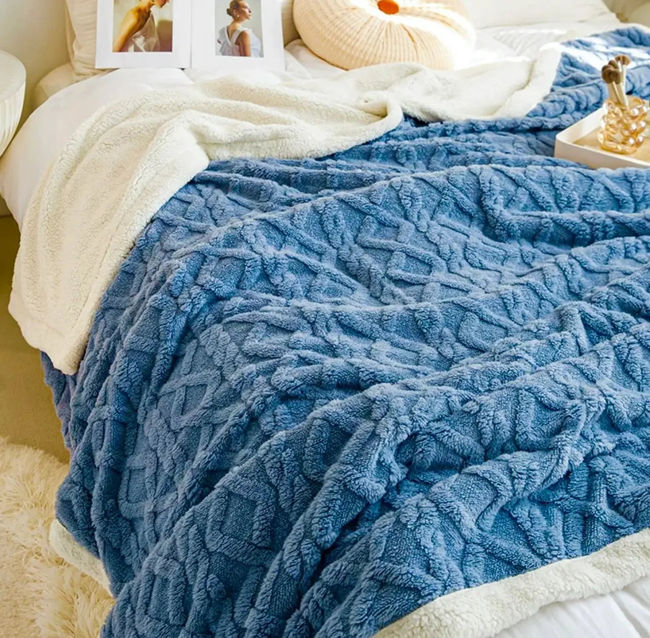 MODEL NOU: Patura Cocolino Groasa Dubla, Super Soft, Tip Tricotaj, cu Blanita, 200 x 230 cm + CADOU in VALOARE de 25 lei Doimeseriasi.ro