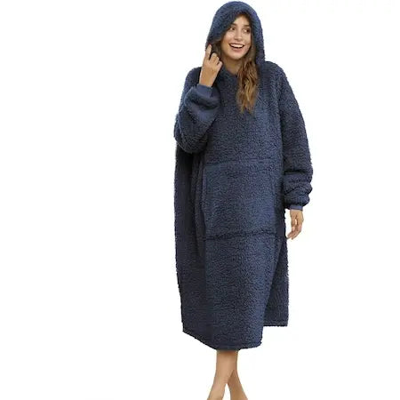 1+1 CADOU: Patura cu maneci CozyGirl, gluga si buzunar, poliester, marime universala Doimeseriasi.ro