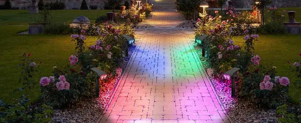 Lampa Solara RGB cu LED-uri Colorate, Panou Solar, Sistem de Prindere, 7 Culori, Pornire si Oprire Automata Doimeseriasi.ro