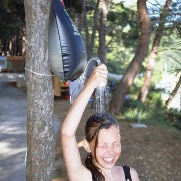1+1 GRATIS: Dus Portabil Solar Pentru Camping 20L Doimeseriasi.ro