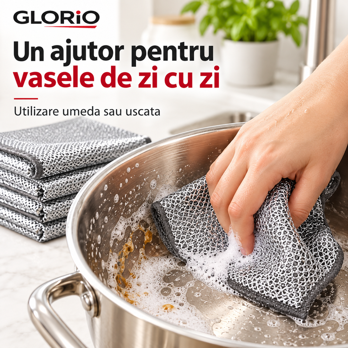 Laveta abraziva argintie folosita pentru curatarea unui vas din inox