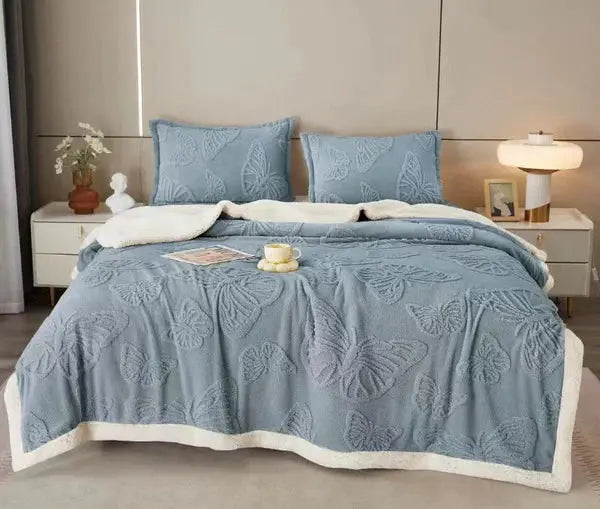 Patura Cocolino Pufoasa si Calduroasa, Cu Blanita, Model Fluturi, 200 x 230 cm + 2 Fete De Perna CADOU Doimeseriasi.ro