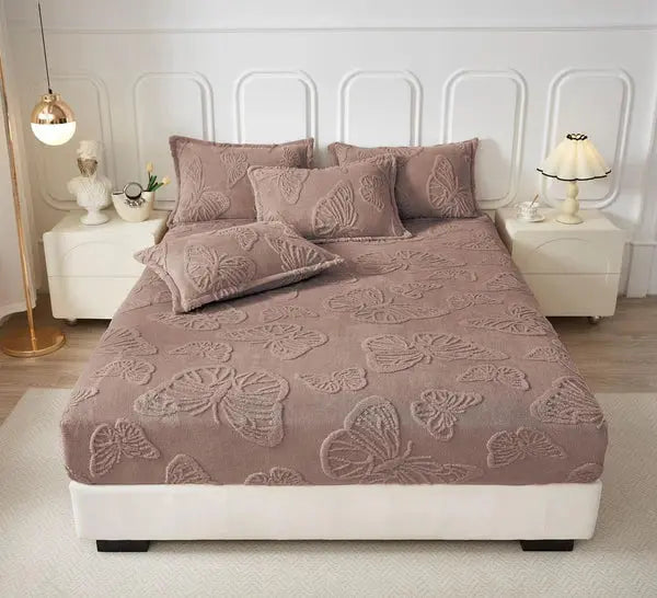 Husa Pentru Pat Dublu, Pucioasa, Model Cocolino Cu Fluturasi, Cu Elastic + 2 Fete De Perna Doimeseriasi.ro