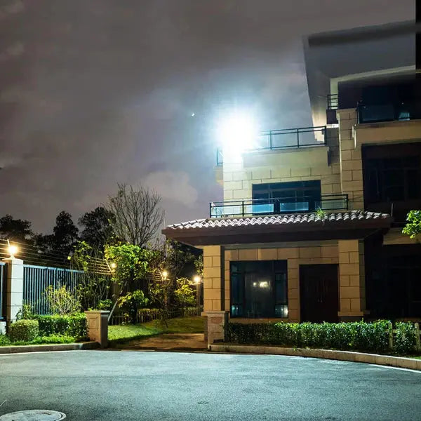 PACHET PROMOTIONAL: Proiector LED Cu Panou Solar VELORA, 100W, Control Prin Telecomanda, Senzor Crepuscular + Accesorii+Lampa Solara 100x Led CADOU Doimeseriasi.ro